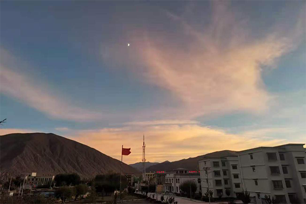 d883c09ff8c2456d88d4a9b57814e87e.png 天空1.png