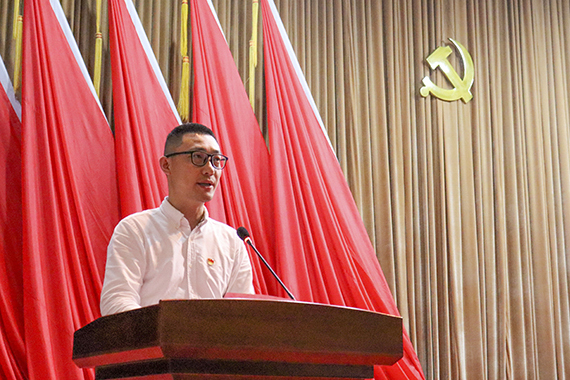 6b697c662e3c4fdab4cc2390d8b087f9.jpg 钱老师讲话.jpg